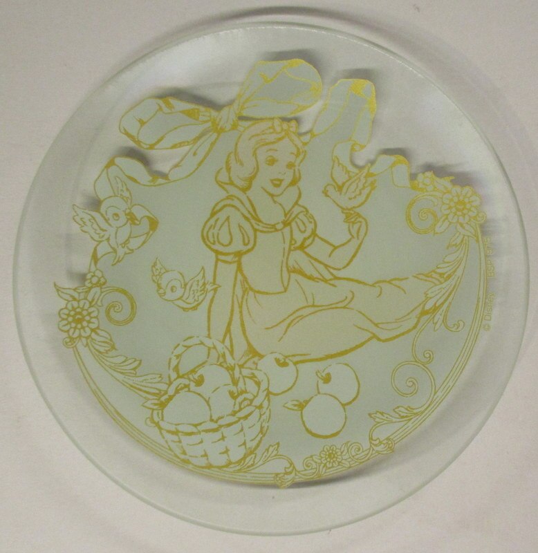 Disney kuji Prize: Snow white plate prize D, Snow white mini canvas prize F, Aladdin mini canvas prize F